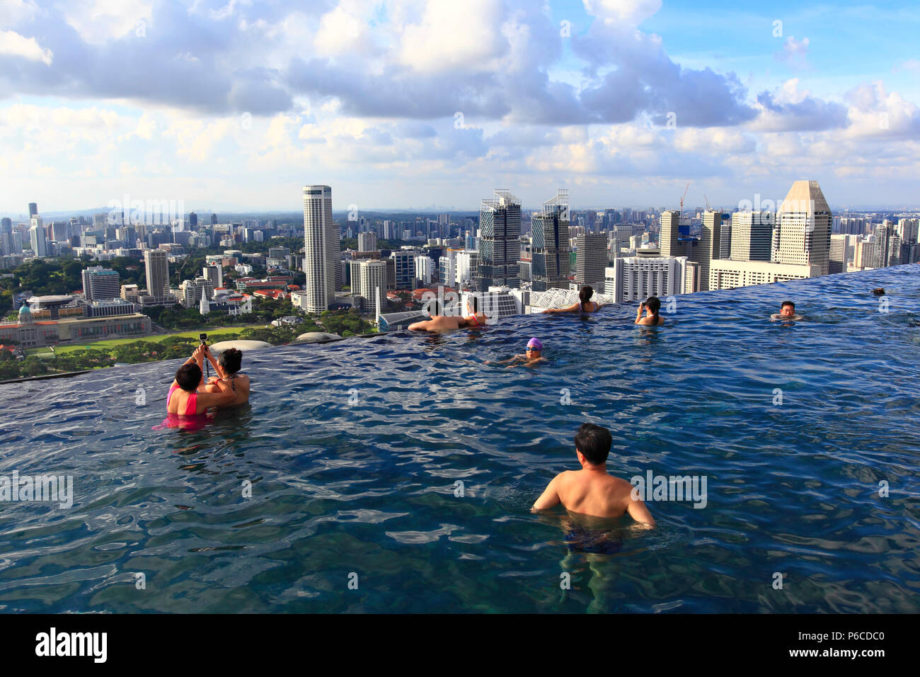 Singapore, Singapore City, Infinity Pool auf der 57. Etage des Marina Bay Sands Hotel Stockfoto