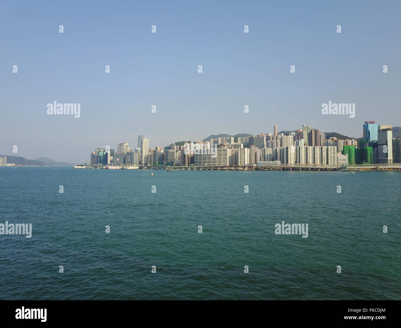 Mit Blick auf den Victoria Hafen an einem schönen, sonnigen Tag Stockfoto