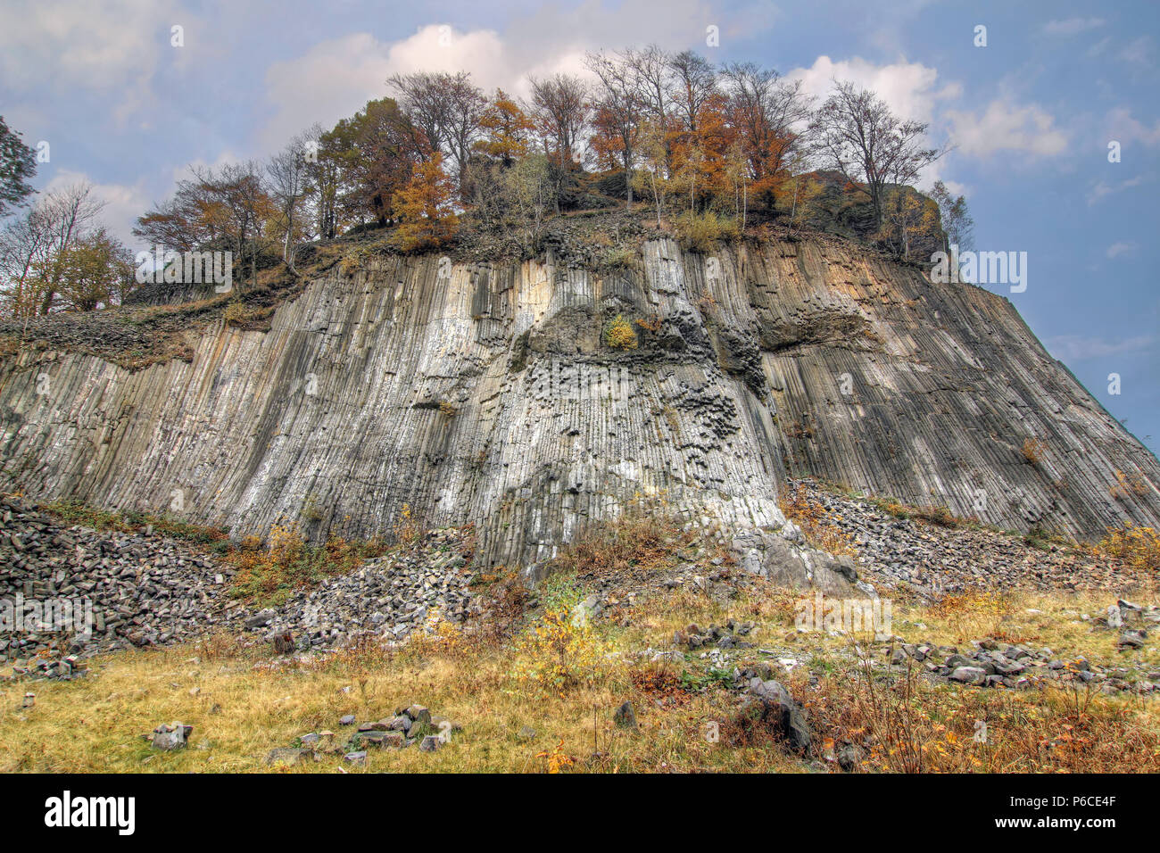 Golden Hill - basaltsäulen - Nationales Naturdenkmal auf dem gleichen Namen im Norden der Tschechischen Republik Stockfoto