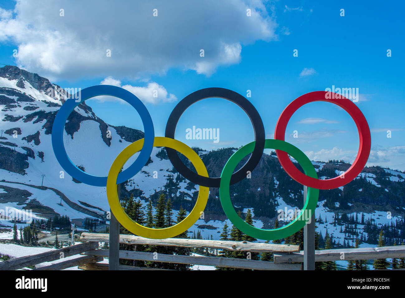 Die Olympischen Ringe am Whistler-Blackcomb, Ort der olympischen Winterspiele 2010 in Kanada Stockfoto