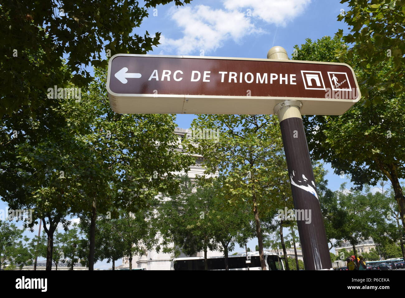 Ein wunderschöner Frühling Himmel zeigt die Richtung des berühmten Arc de Triomphe. Stockfoto