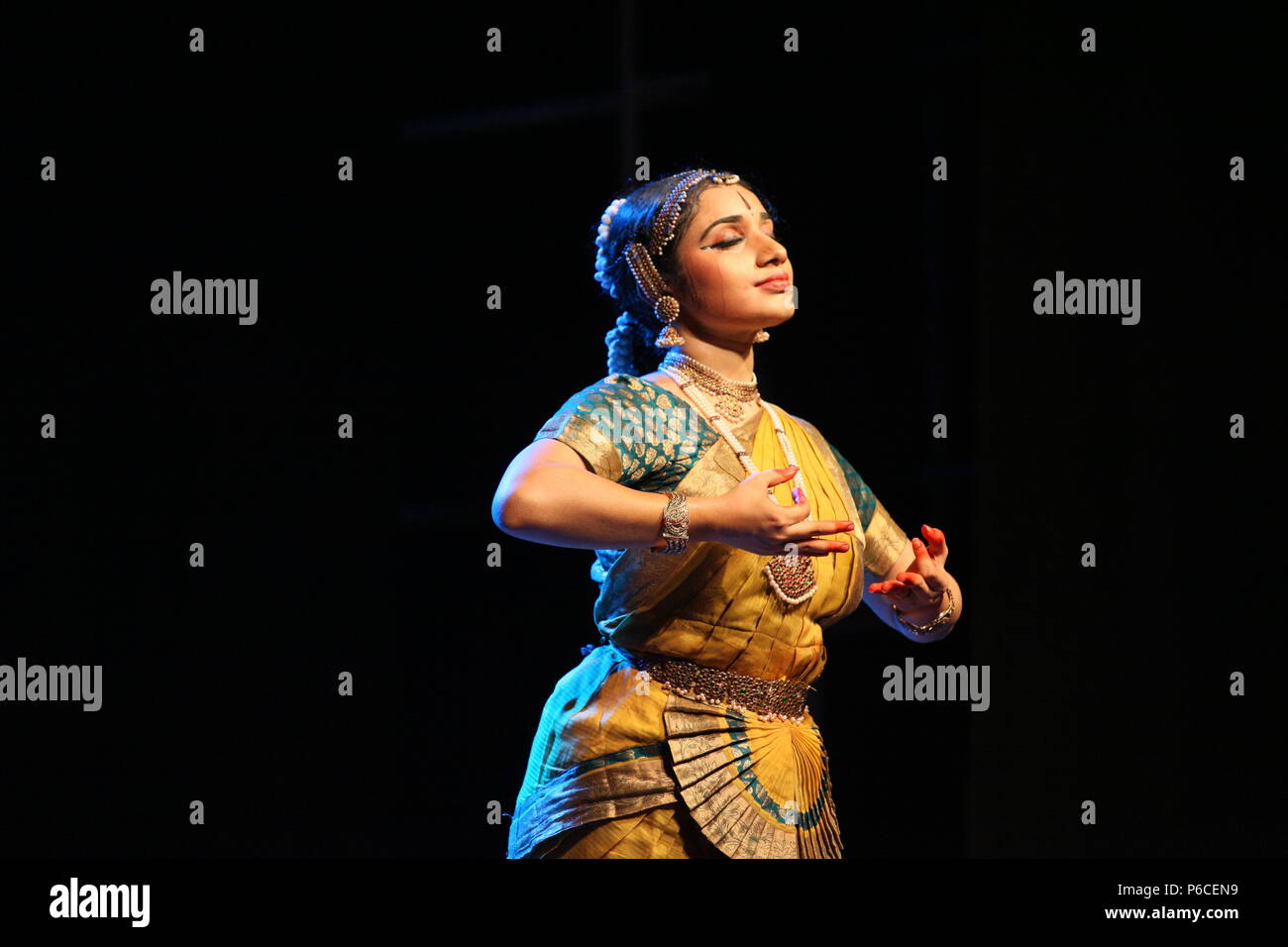 Bharata Natyam ist eines der acht klassischen Tanzformen Indiens, aus dem Bundesstaat Tamil Nadu. Die Bilder sind von verschiedenen Aufführungen Stockfoto