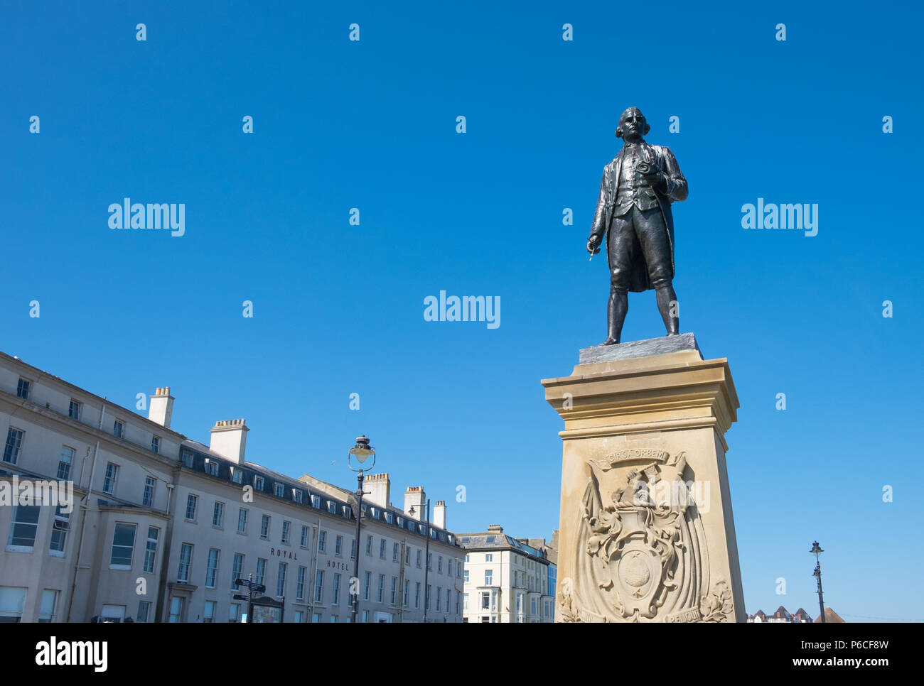 Kapitän James Cook Statue in Whitby, North Yorkshire. Cook begann seine Entdeckungsreisen in Whitby Hafen in der Nähe seiner Heimatstadt. Stockfoto