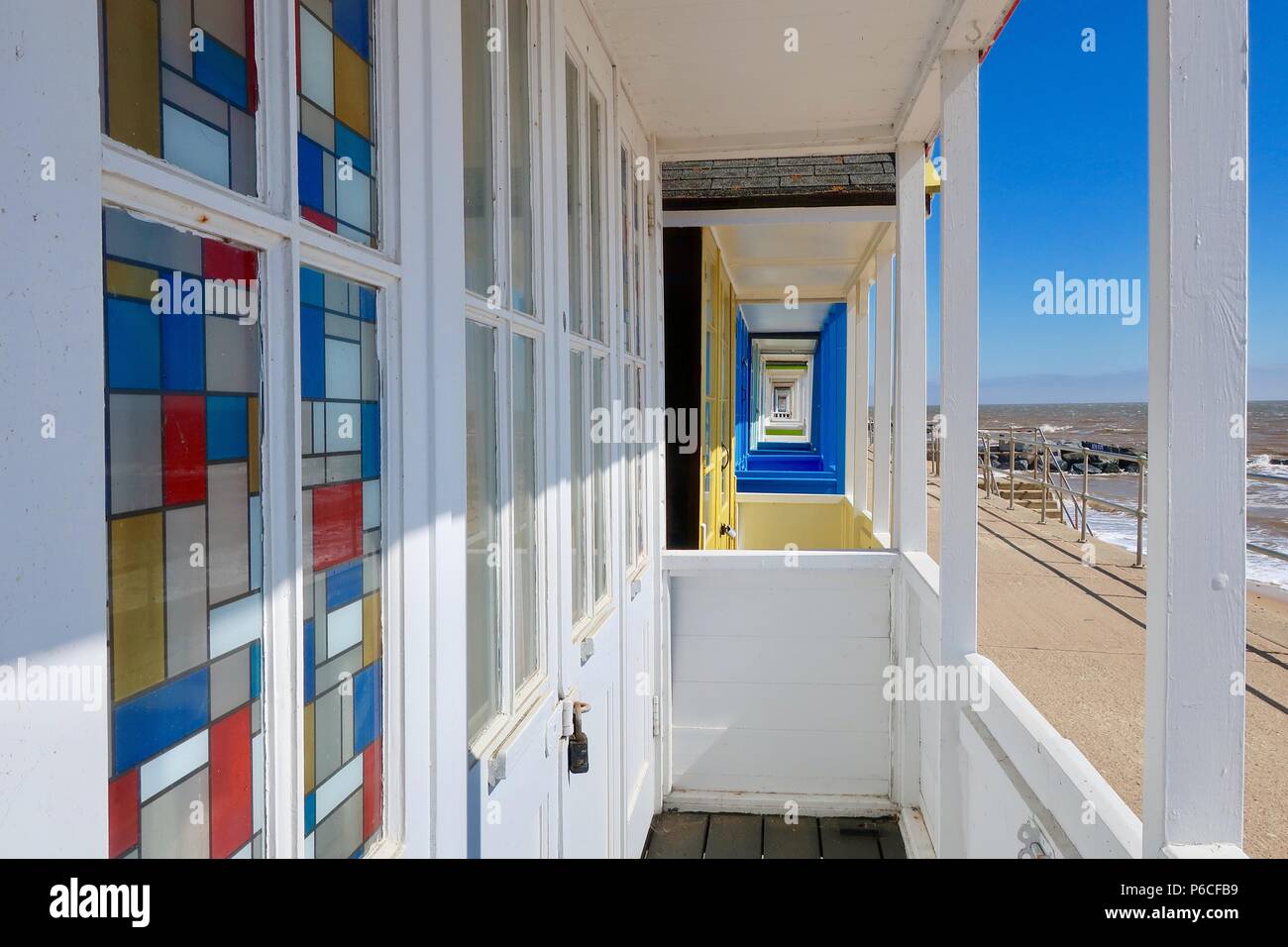 Hellen bunten Badekabinen, so weit das Auge sehen kann. Southwold, Suffolk, Großbritannien. Juni 2018. Stockfoto