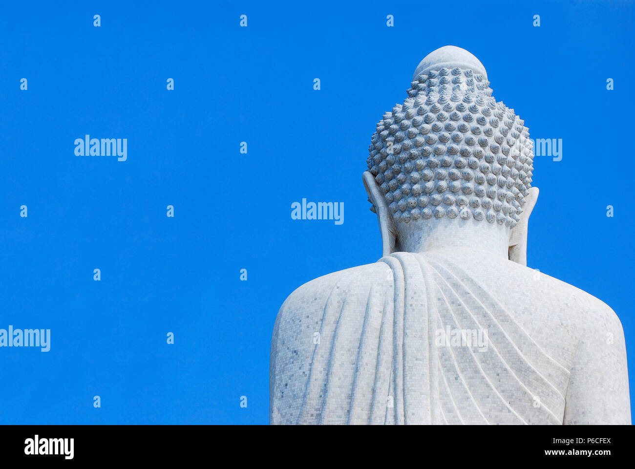 Big Buddha aus weißem Marmor. Rückansicht mit klarem, blauem Himmel Hintergrund. Stockfoto