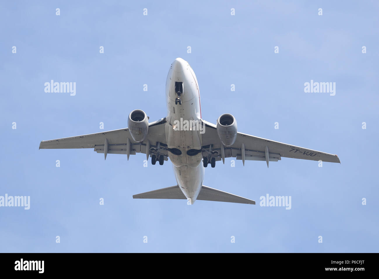 ISTANBUL, Türkei - 10. MÄRZ 2018: Air Algerie Boeing 737-6 D6 (CN 30211) Landung Flughafen Istanbul Atatürk. Air Algerie ist die nationale Fluggesellschaft der EIN Stockfoto