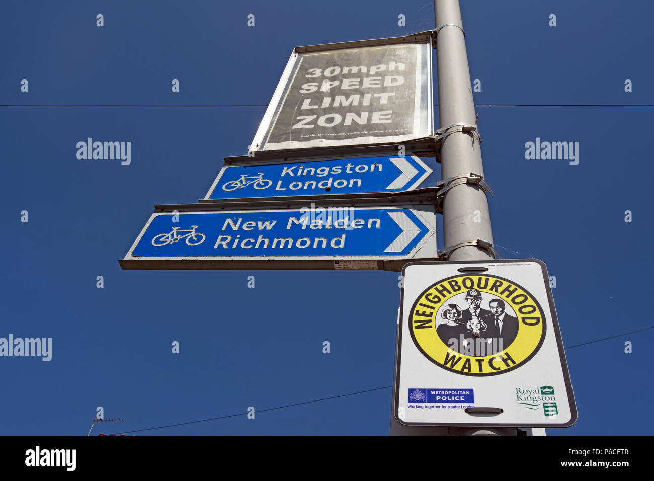 Straßenschilder in New Malden, Surrey, England, mit 30 mph Geschwindigkeitsbegrenzung, Zyklus Wegbeschreibung und eine Neighborhood Watch Bereich Stockfoto