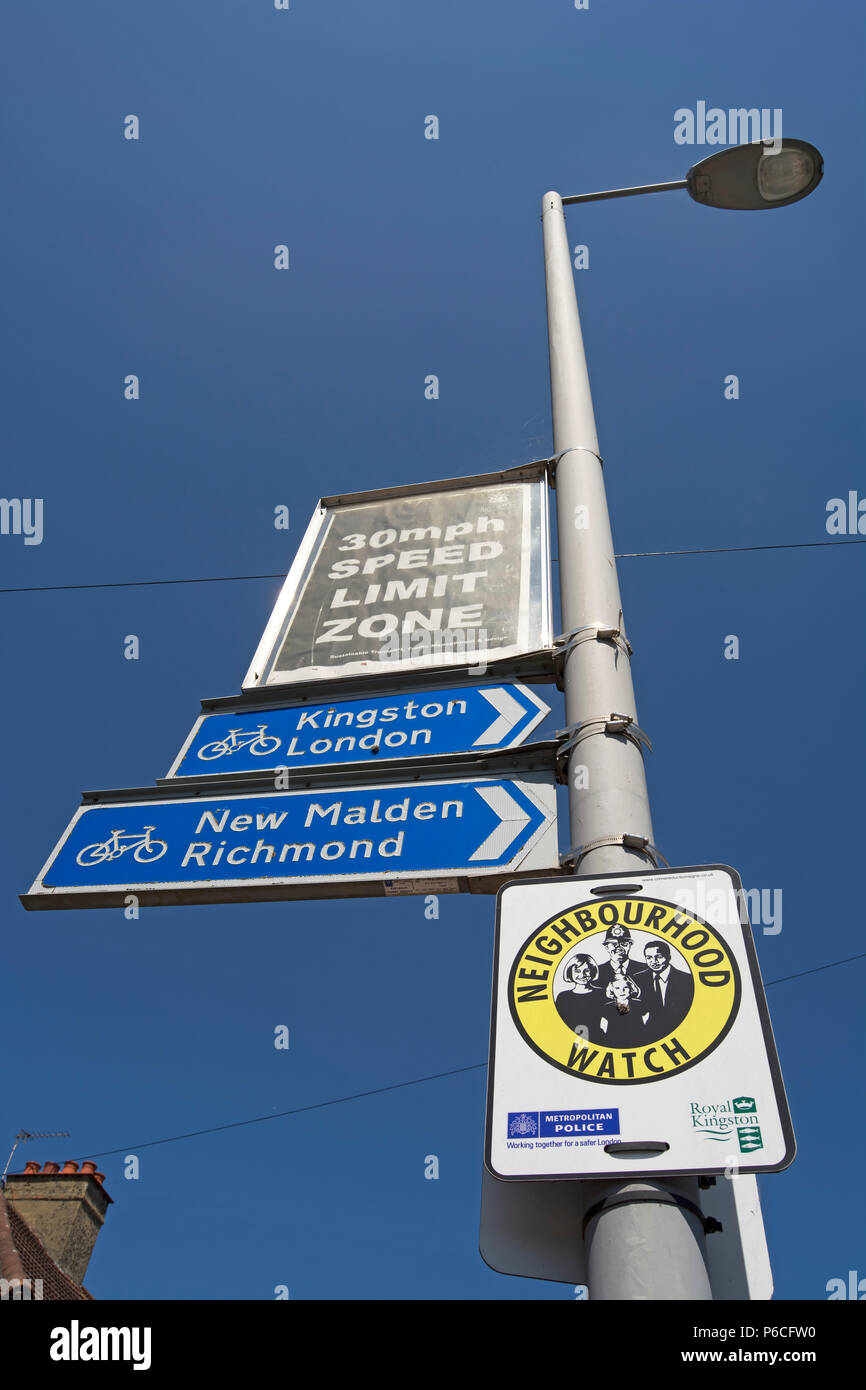Straßenschilder in New Malden, Surrey, England, mit 30 mph Geschwindigkeitsbegrenzung, Zyklus Wegbeschreibung und eine Neighborhood Watch Bereich Stockfoto