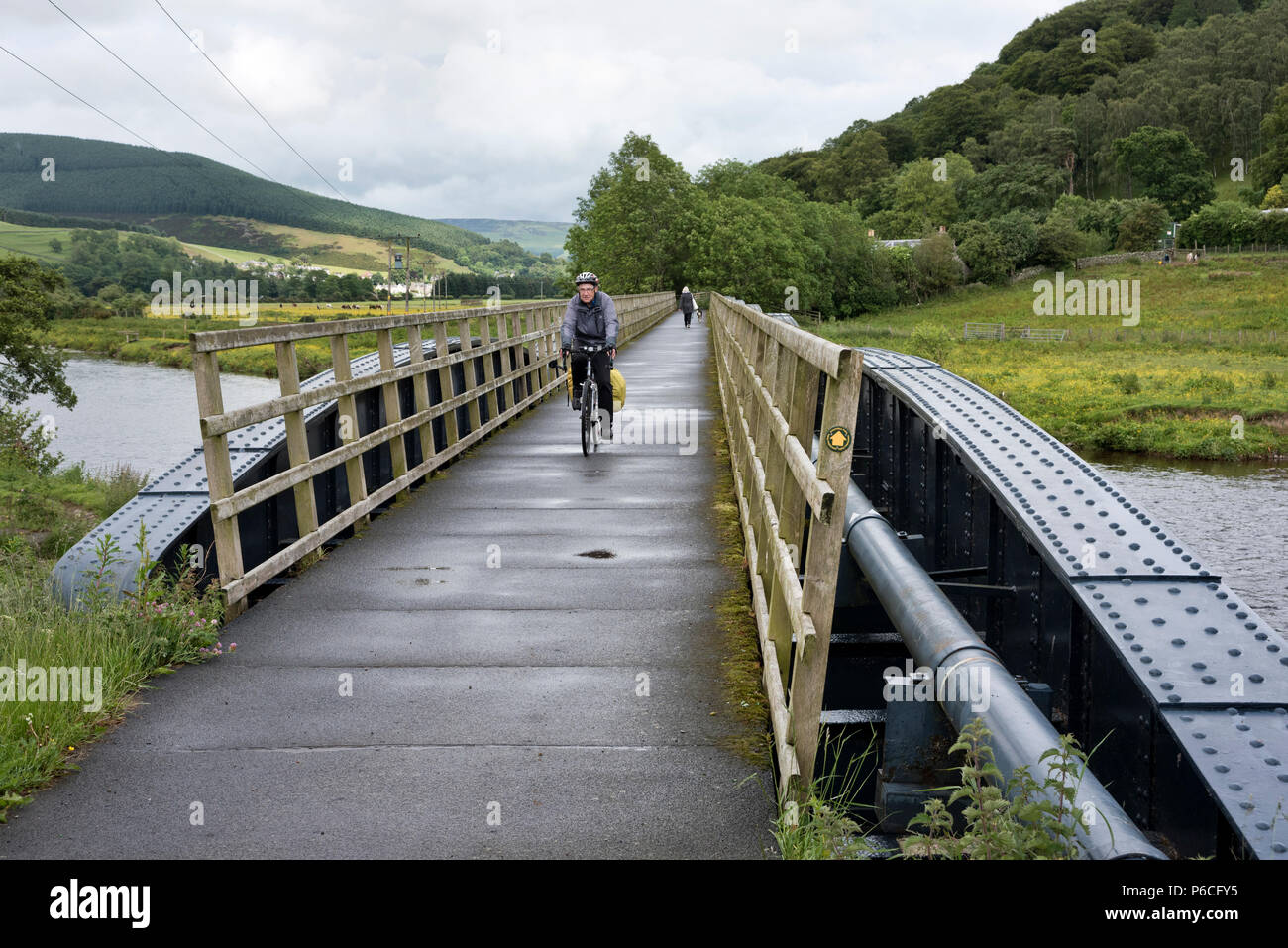 Ein Radfahrer kreuzt die alte Eisenbahnbrücke auf SUSTRANS cycle Route 1 Innerleithen, Scottish Borders, in der Nähe von Edimburgh Stockfoto