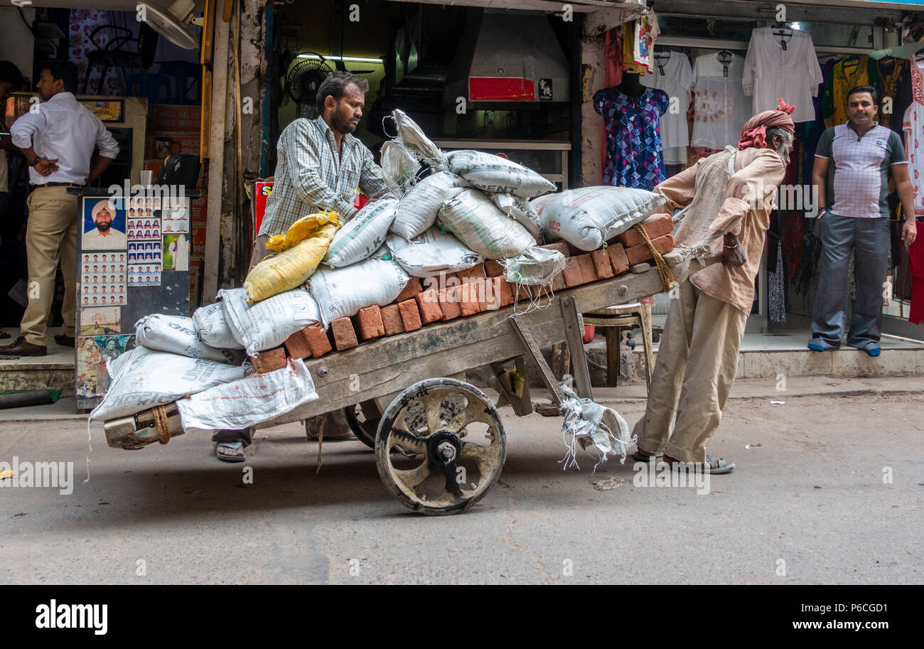 Neu Delhi, Indien, 10-16-2016. Laden eines primitiven handdrawn Trolley in Pahar Ganj Markt Stockfoto