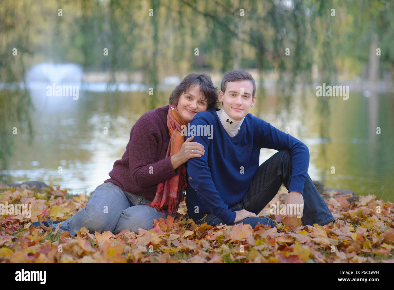 Frau mit ihrem Sohn im Teenageralter im Freien. Stockfoto