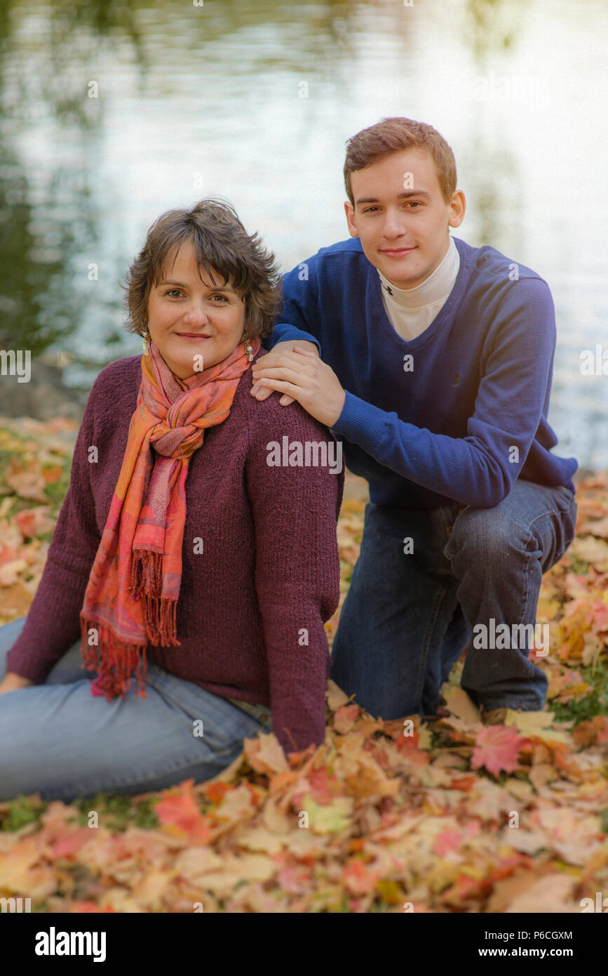 Frau mit ihrem Sohn im Teenageralter im Freien. Stockfoto