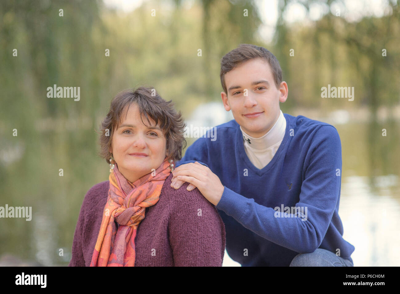 Frau mit ihrem Sohn im Teenageralter im Freien. Stockfoto