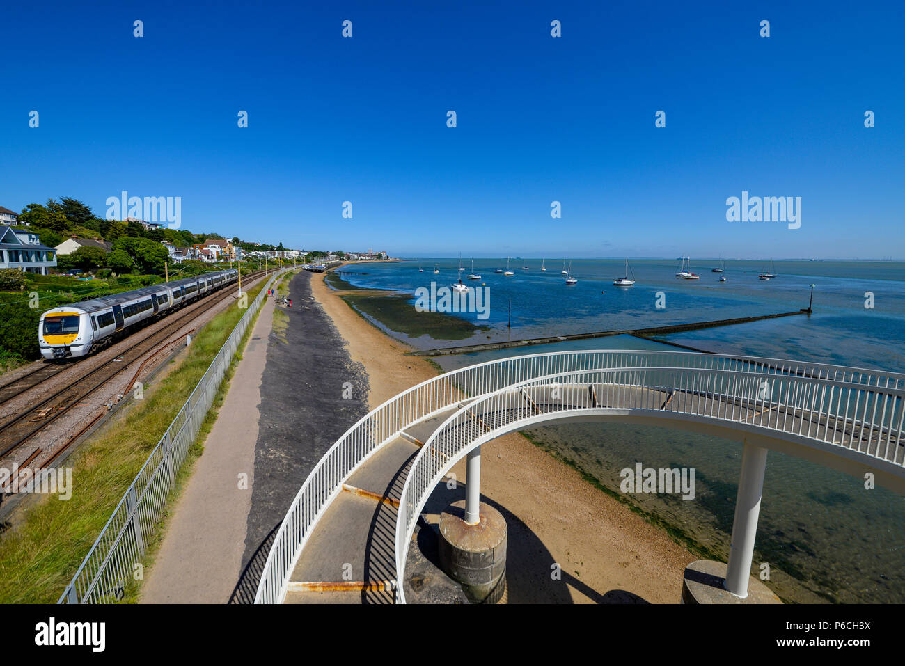 C2C-Bahn neben der Themsemündung Chalkwell am Strand laufen. Trenitalia Klasse 357 electrostar elektrische Einheit von Meer an einem sonnigen Tag Stockfoto