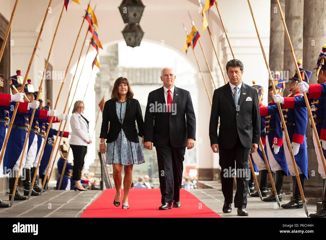 U.S. Vice President Mike Pence, Mitte und Frau Karen Pence sind von der brasilianischen Minister für Internationale Beziehungen Aloysio Nunes während während der begrüßungszeremonie am Itamaraty Palace 26. Juni begleitet, 2018 in Brasilia, Brasilien. Stockfoto