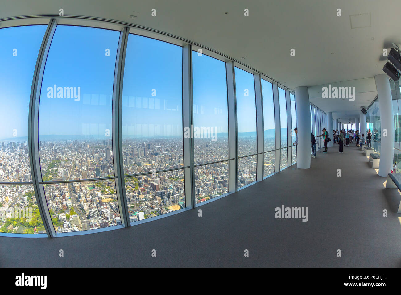 Osaka, Japan - 30. April 2017: Große Fenster innen Aussichtsplattform der Aussichtsplattform auf einem Top von Osaka's Abeno Harukas, den höchsten Wolkenkratzer in Japan. Stockfoto