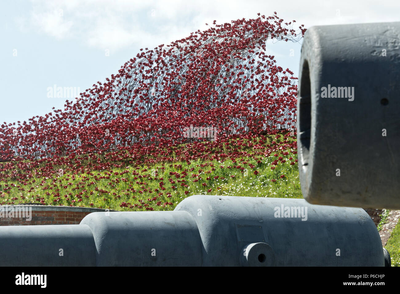 Die 'Welle' Keramik Mohnblumen am Fort Nelson, Portsmouth, Hampshire, UK. Teil der "Blut fegte Länder und Meere von Red'art Installation Stockfoto