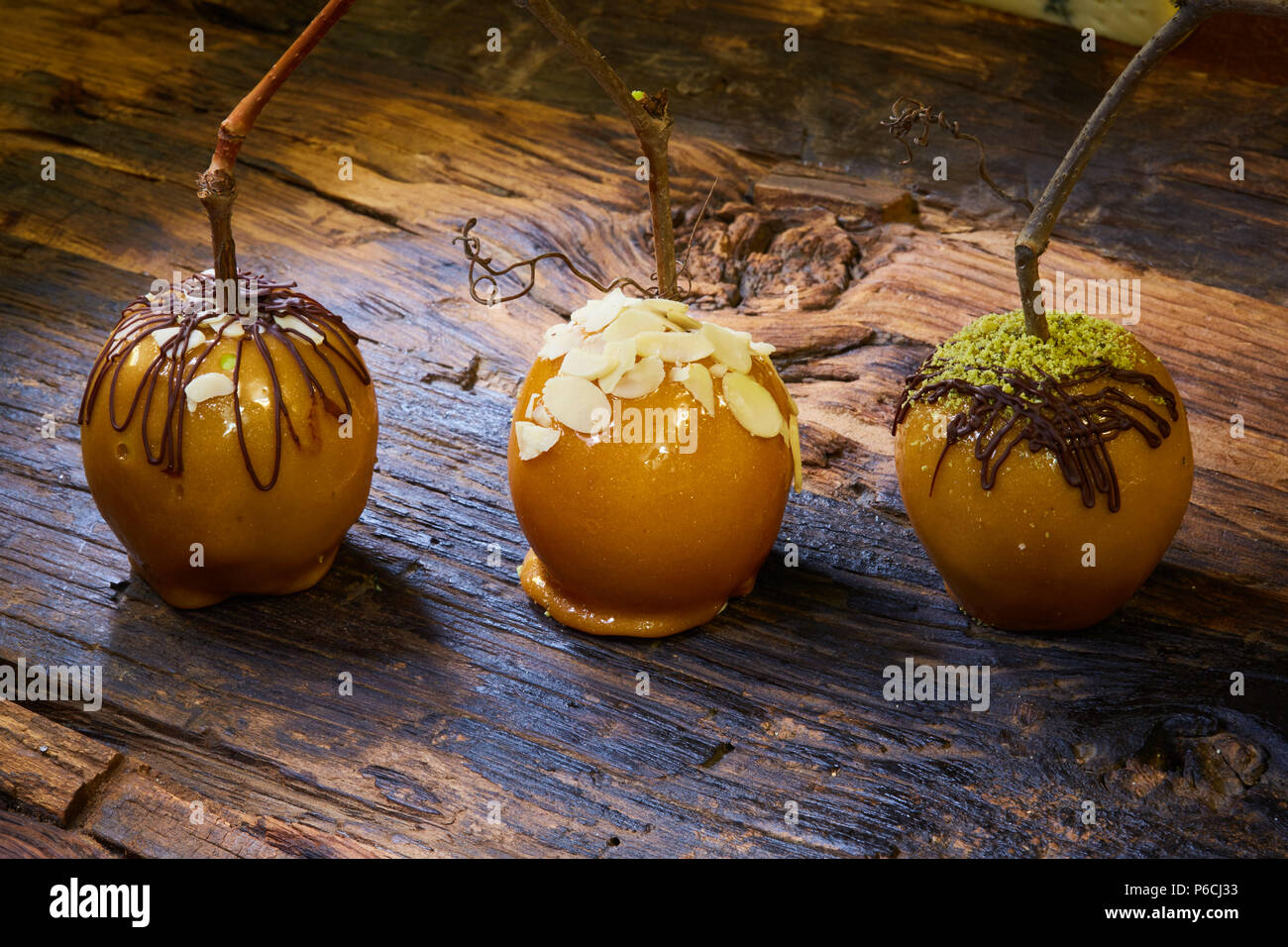 Hausgemachte Karamel Äpfel auf einem Stick für Halloween. Bio Snack - Karamel Äpfel mit Walnüssen Stockfoto