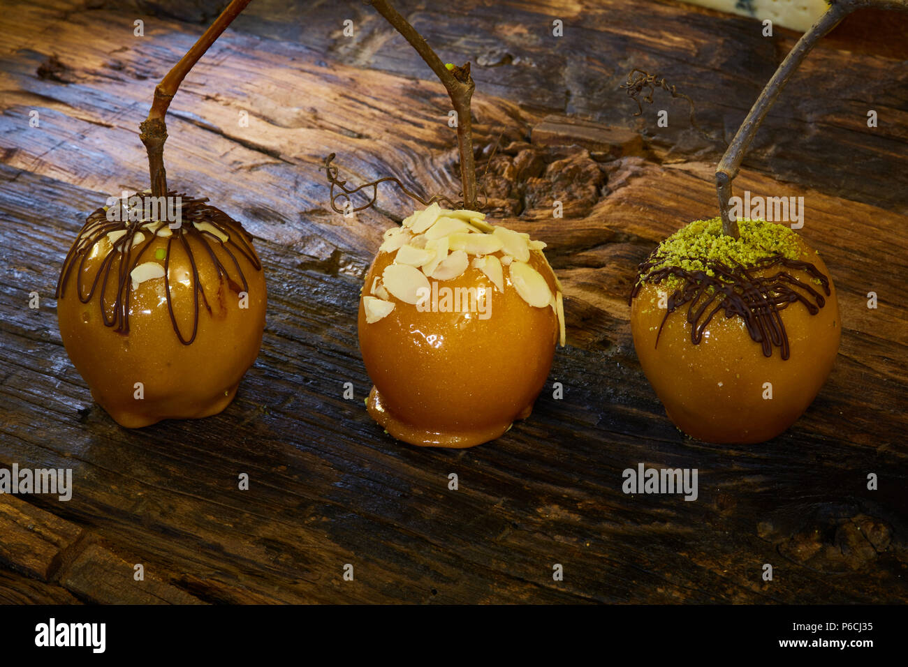 Hausgemachte Karamel Äpfel auf einem Stick für Halloween. Bio Snack - Karamel Äpfel mit Walnüssen Stockfoto