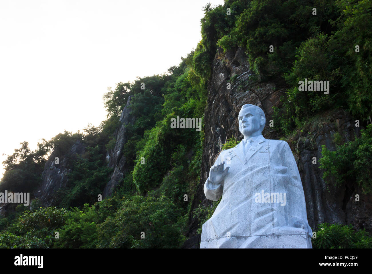 Ha Long Bay, Vietnam - Oktober 22,2017: Statue des Kosmonauten Gherman Titov auf Ti Top Insel in Ha Long Bay, ein UNESCO-Weltkulturerbe und beliebten tr Stockfoto