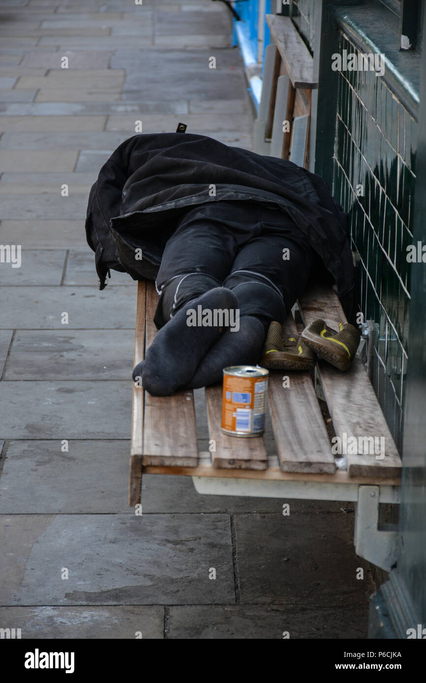 London Obdachlosen schlafen auf der Richtbank. Stockfoto