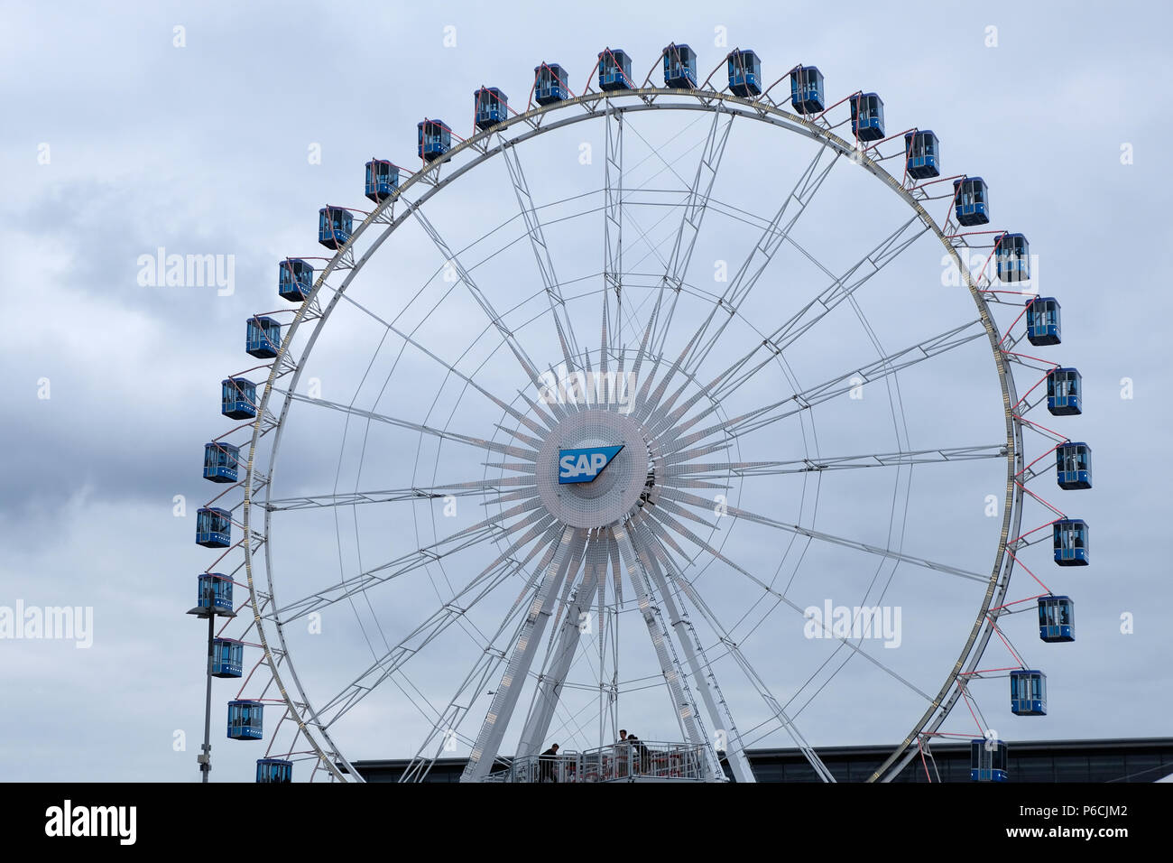 Hannover, Deutschland - Juni 13, 2018: ein Riesenrad mit dem SAP-Logo auf dem Freigelände auf der CeBIT 2018. Stockfoto