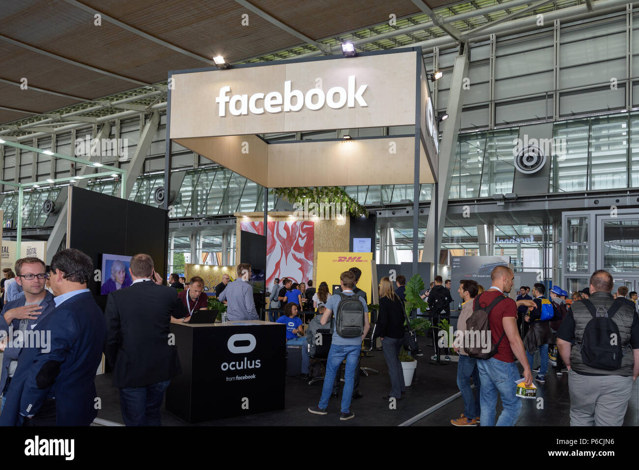 Hannover, Deutschland - 13. Juni 2018: Messestand der Firma Facebook mit Messe Besucher auf der CeBIT 2018. Die CeBIT ist die weltweit größte Fachmesse für IT Stockfoto