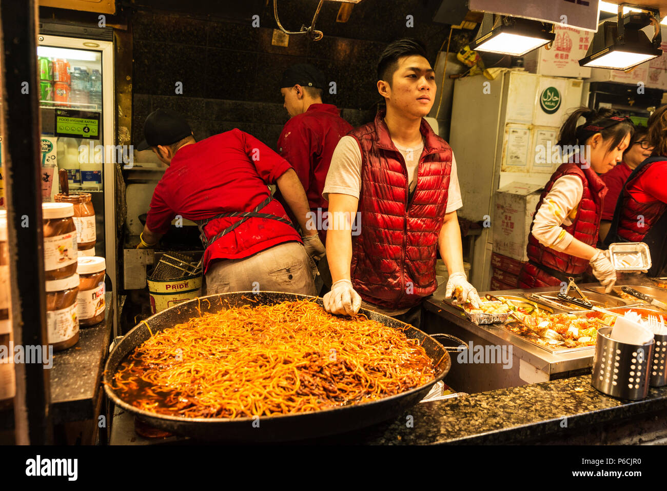 London, England, UK - 31. Dezember 2017: Köche an einer chinesischen oder orientalischem Essen stand in Camden Lock Market oder Camden Town mit Menschen um in London, Stockfoto