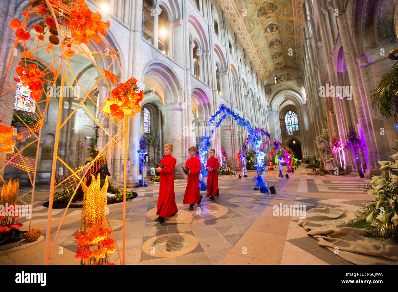 Chorknaben von Ely Cathedral in Cambridgeshire dabei einige last minute Bewässerung der Blumen an dieser Jahre Flower Festival in der Kathedrale statt. Eine acht Meter Kaleidoskop der Blüte unter der berühmten Kathedrale von Ely achteckigen Turm in Cambridgeshire ist einer der Höhepunkte einer Blume Festival, eröffnet heute (Donnerstag). Mehr als 100 Spezialisten floralen Designer haben verbrachten Tage Erstellen der Exponate für das Kaleidoskop des Lebens Veranstaltung mit rund 50.000 Blüten. Die 100 spektakulären Exponaten gehören eine florale Arch die Länge der Ely Kirchenschiff. Stockfoto