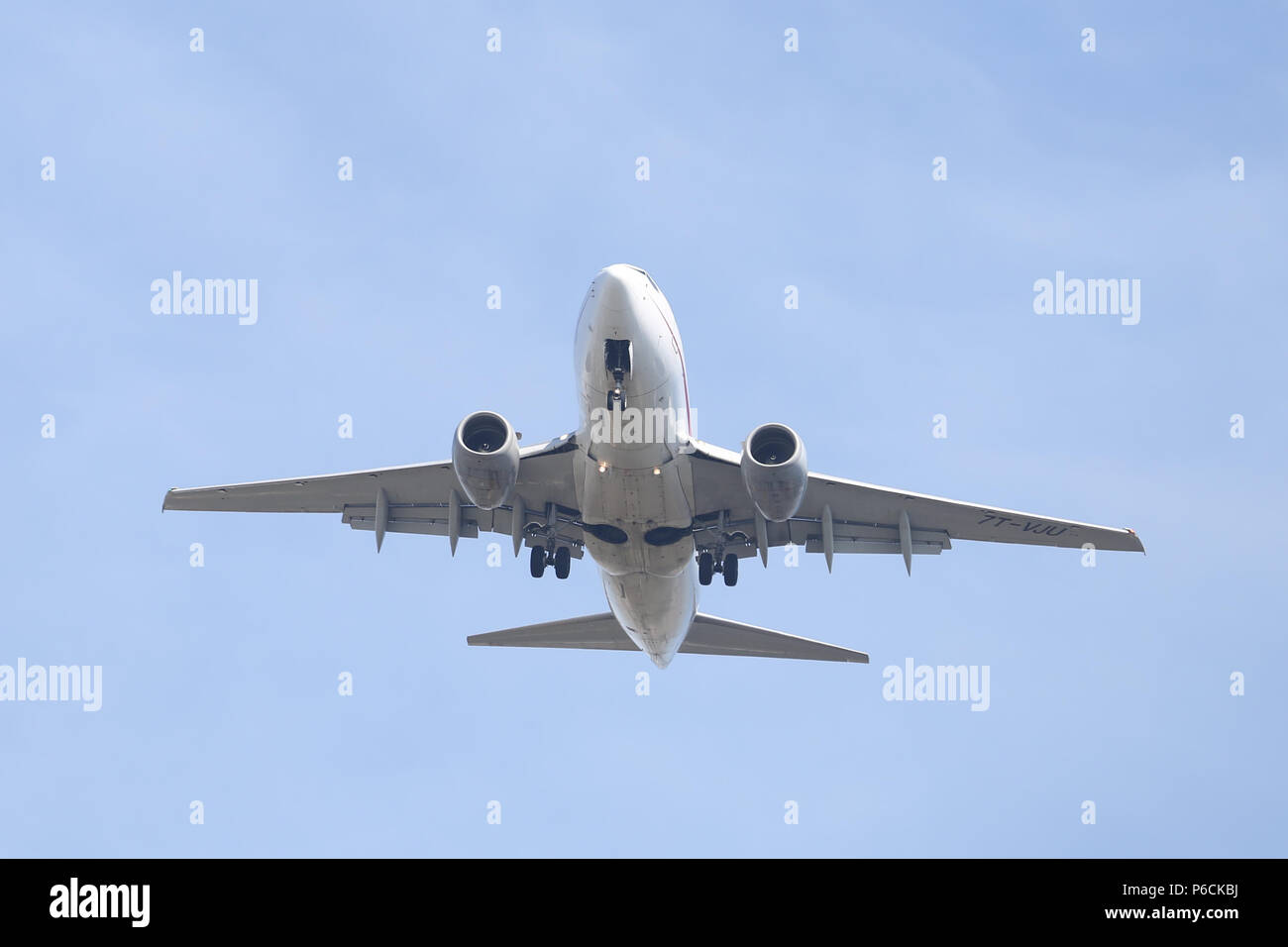 ISTANBUL, Türkei - 10. MÄRZ 2018: Air Algerie Boeing 737-6 D6 (CN 30211) Landung Flughafen Istanbul Atatürk. Air Algerie ist die nationale Fluggesellschaft der EIN Stockfoto