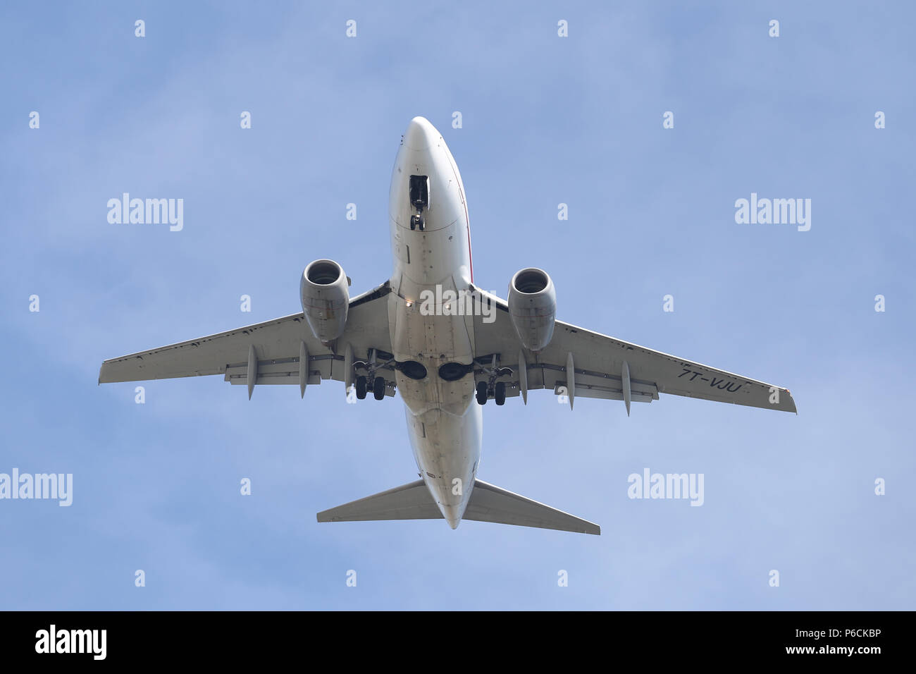 ISTANBUL, Türkei - 10. MÄRZ 2018: Air Algerie Boeing 737-6 D6 (CN 30211) Landung Flughafen Istanbul Atatürk. Air Algerie ist die nationale Fluggesellschaft der EIN Stockfoto