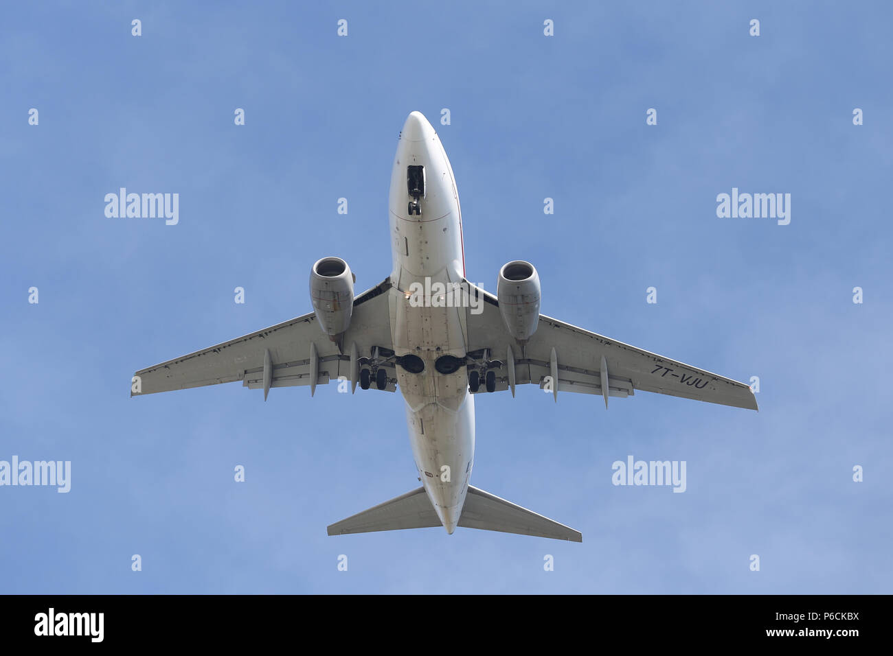 ISTANBUL, Türkei - 10. MÄRZ 2018: Air Algerie Boeing 737-6 D6 (CN 30211) Landung Flughafen Istanbul Atatürk. Air Algerie ist die nationale Fluggesellschaft der EIN Stockfoto