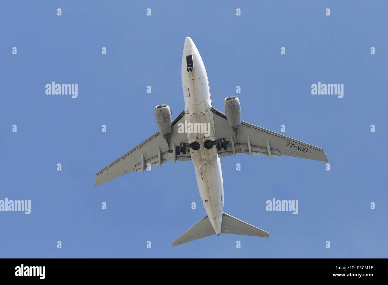 ISTANBUL, Türkei - 10. MÄRZ 2018: Air Algerie Boeing 737-6 D6 (CN 30211) Landung Flughafen Istanbul Atatürk. Air Algerie ist die nationale Fluggesellschaft der EIN Stockfoto