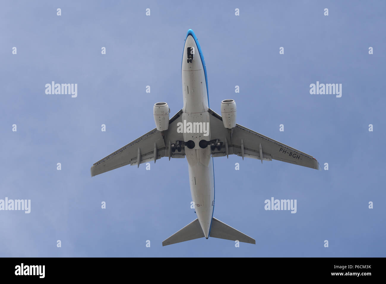 ISTANBUL, Türkei - 10. MÄRZ 2018: KLM Boeing 737-7 K2 (CN 38053) Landung Flughafen Istanbul Atatürk. KLM ist die Fluggesellschaft der Niederlande mit 119 Stockfoto