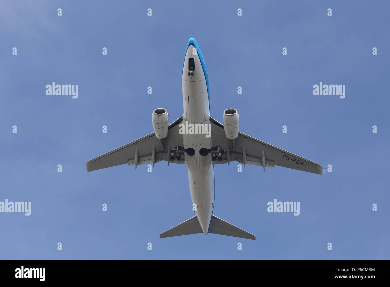 ISTANBUL, Türkei - 10. MÄRZ 2018: KLM Boeing 737-7 K2 (CN 38053) Landung Flughafen Istanbul Atatürk. KLM ist die Fluggesellschaft der Niederlande mit 119 Stockfoto