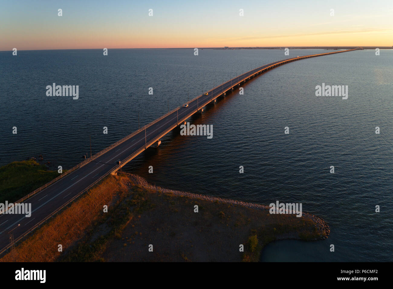 Luftbild bei Sonnenuntergang der Oland Brücke über den Kalmar gerade von der Insel Oland zum Festland Schweden gesehen. Stockfoto