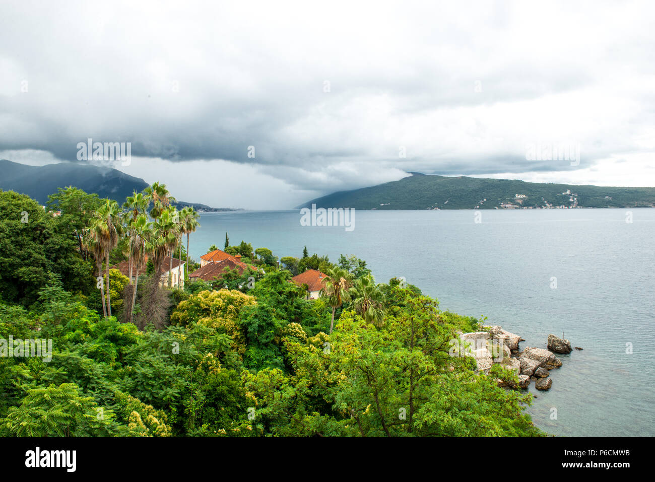 Herceg Novi. Altstadt (Stari Grad). Die Stadt am Eingang zur Bucht von Kotor entfernt. Europäische Stadt an der adriatischen Küste. Herceg Novi. Mont Stockfoto