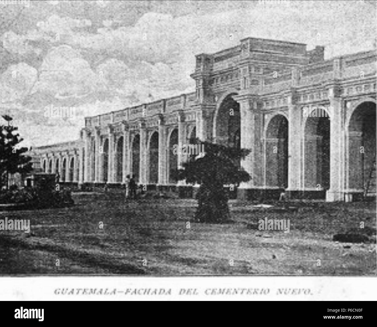 Español: Fachada del Cementerio General de la Ciudad de Guatemala. Revista Ilustrada Guatemala, 1892. 1893 50 GuatemalaIlustrada 1892 04. Stockfoto