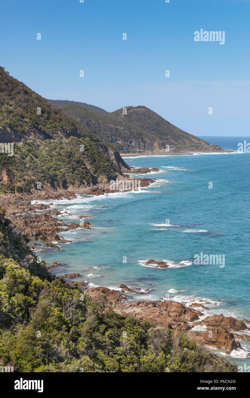 Die zerklüftete Küstenlinie an der Great Ocean Road Victoria Australien zwischen Lorne und Apollo Bay entfernt. Die Great Ocean Road ist eine der besten Küsten driv Stockfoto