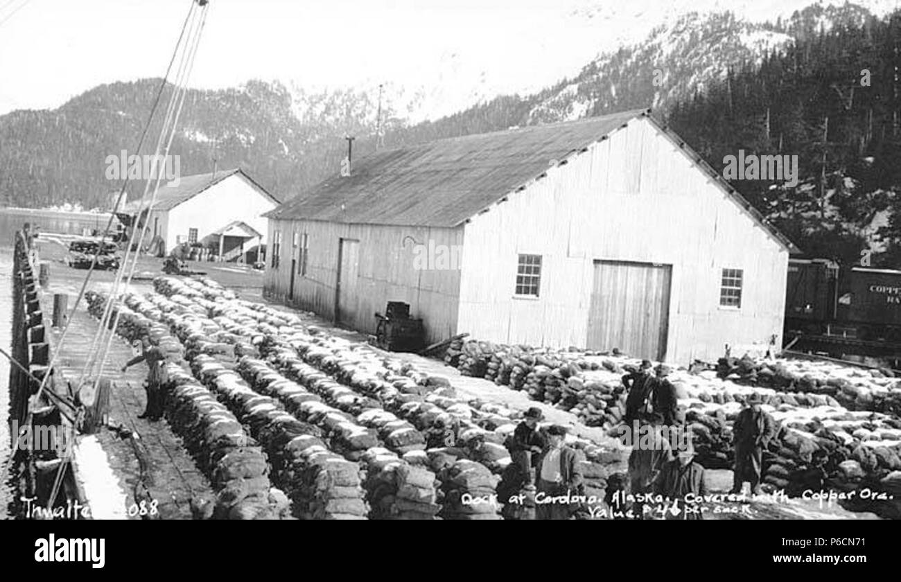 . Englisch: Kupfererz Cargo auf dem Dock von Cordova, Ca. 1912. Englisch: Legende auf Bild: Dock von Cordova, Alaska, mit Erz überzogen. Wert $ 46 pro Sack PH-Coll 247.528 Cordoba ist am südöstlichen Ende der Prince William Sound im Golf von Alaska gelegen. Der Gemeinschaft wurde Orca Meeresarm, an der Basis der Eyak Berg. Es liegt 52 Meilen südöstlich von Valdez und 150 km südöstlich von Anchorage. Das Gebiet hat in der Vergangenheit die Heimat Aleuts gewesen, mit der Hinzufügung der Migration Athabascan und Tlingit Indianer, die sich selbst Eyaks. Alaskischen Eingeborenen von anderen Abfahrten auch in Nieder Stockfoto