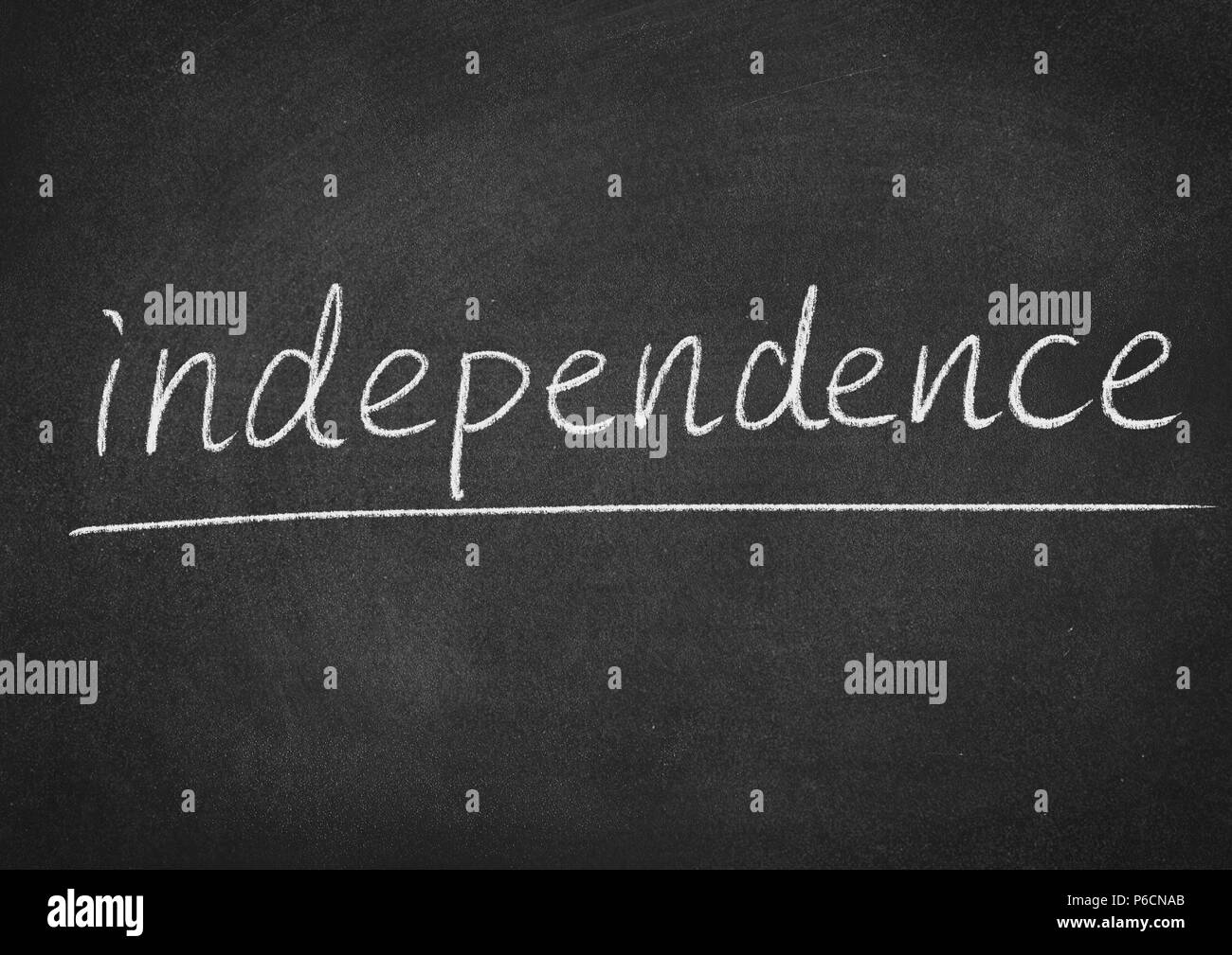 Unabhängigkeit Begriff Wort auf einer Tafel Hintergrund Stockfoto