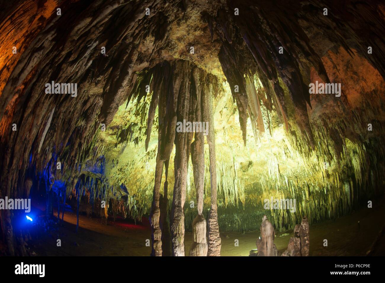 Die farbenprächtige Sinterbildungen in Khao Bin Höhle in Thailand. Stockfoto