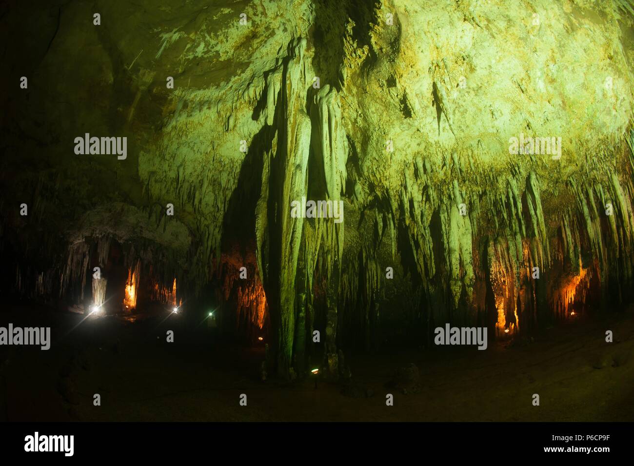 Die farbenprächtige Sinterbildungen in Khao Bin Höhle in Thailand. Stockfoto
