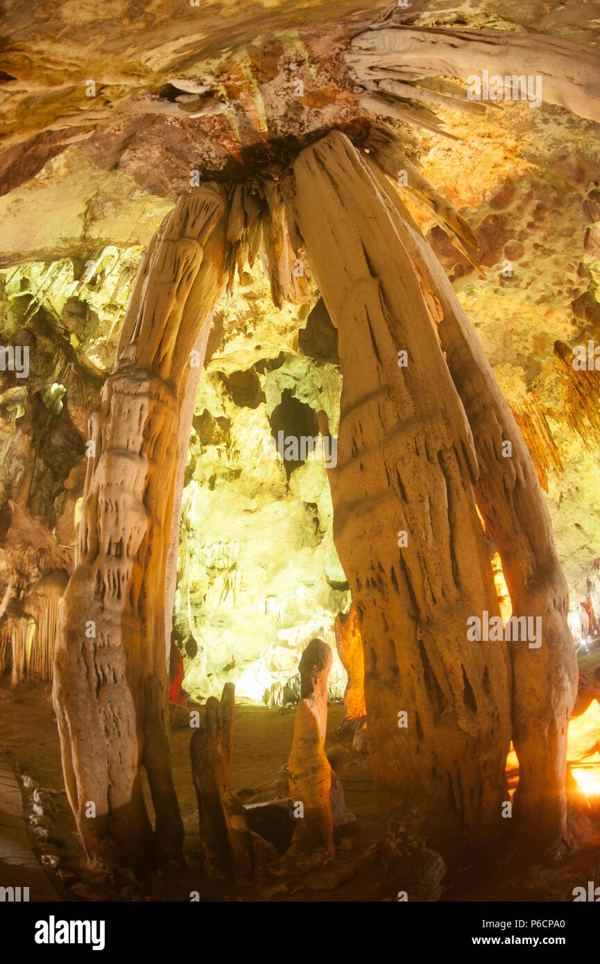 Die farbenprächtige Sinterbildungen in Khao Bin Höhle in Thailand. Stockfoto
