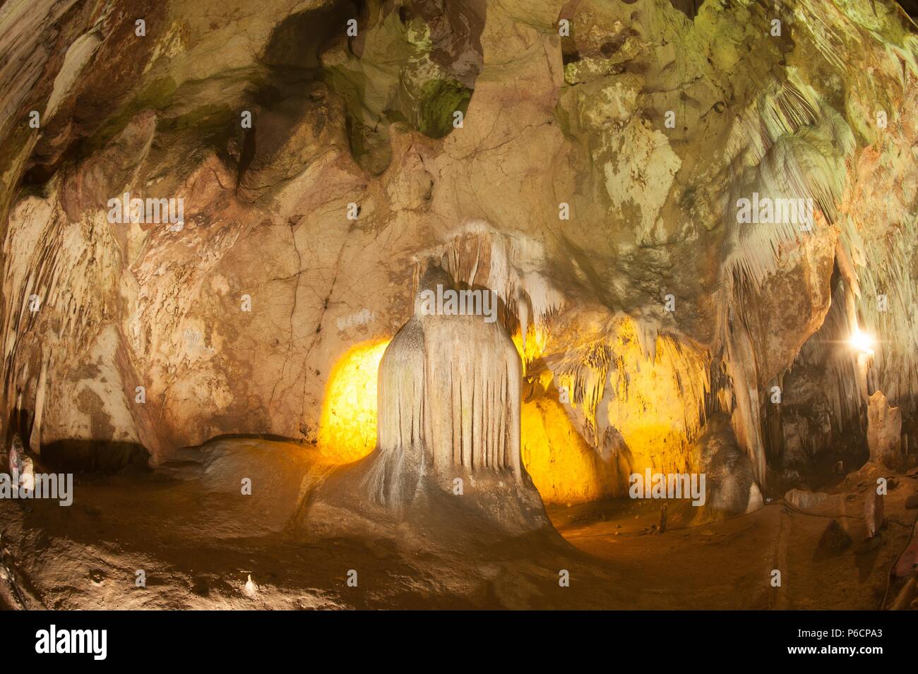 Die farbenprächtige Sinterbildungen in Khao Bin Höhle in Thailand. Stockfoto