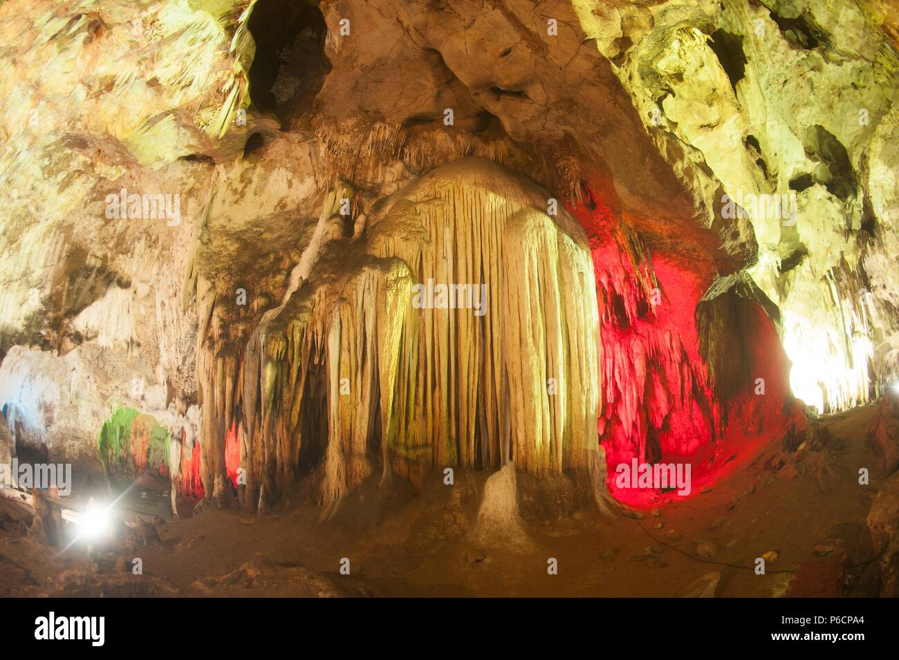 Die farbenprächtige Sinterbildungen in Khao Bin Höhle in Thailand. Stockfoto