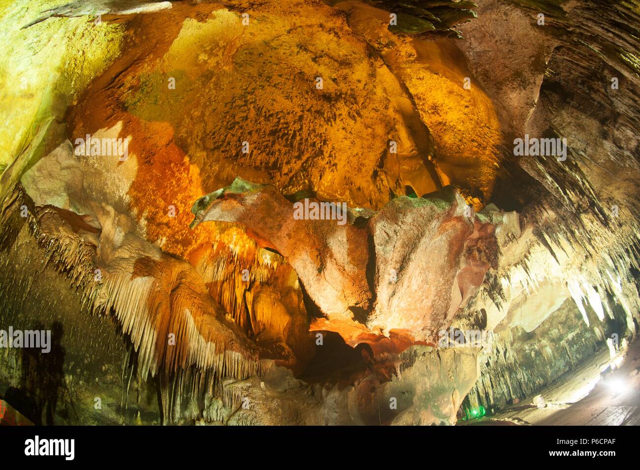 Die farbenprächtige Sinterbildungen in Khao Bin Höhle in Thailand. Stockfoto