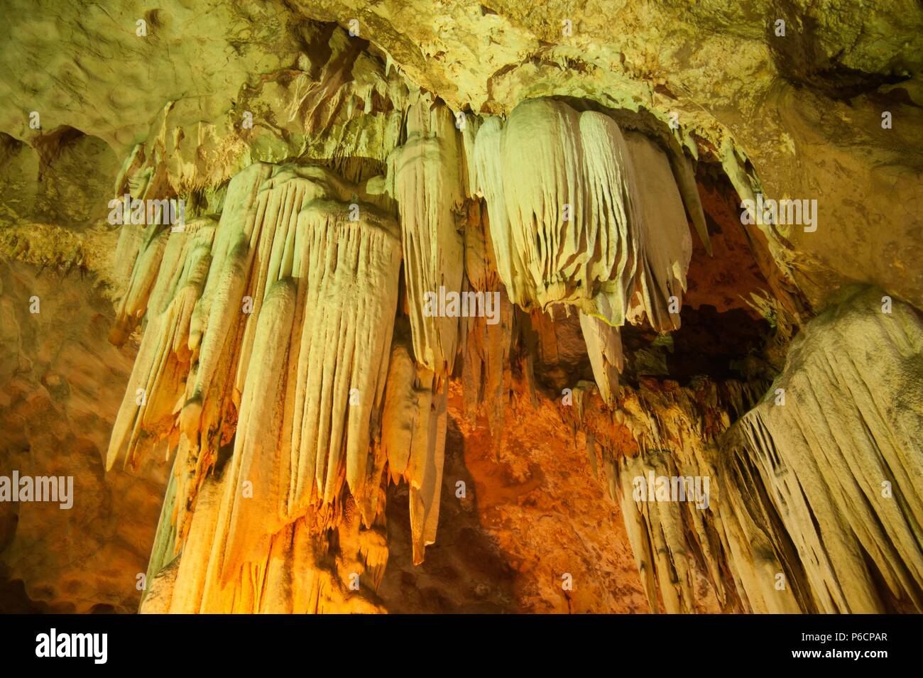 Die farbenprächtige Sinterbildungen in Khao Bin Höhle in Thailand. Stockfoto
