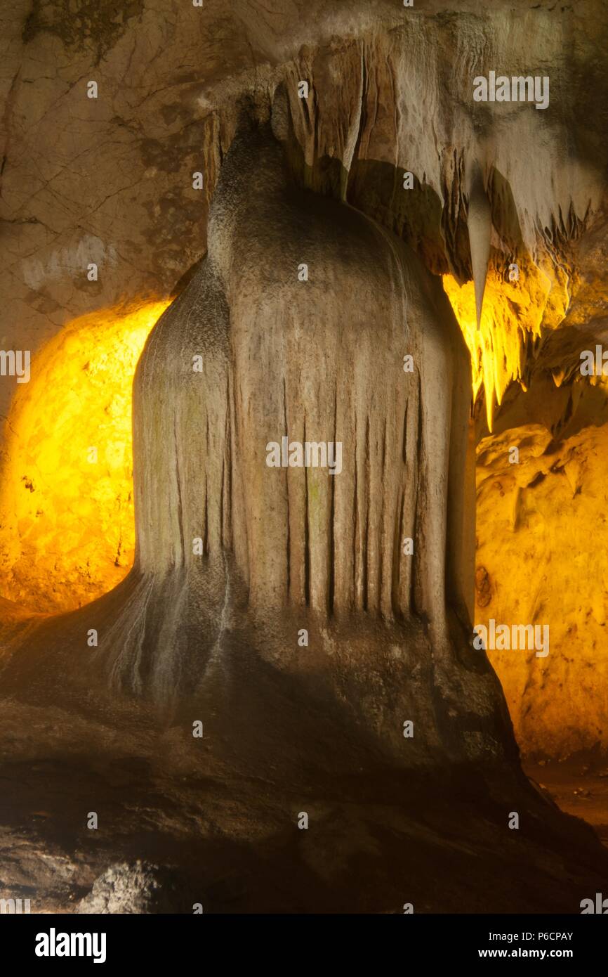 Die farbenprächtige Sinterbildungen in Khao Bin Höhle in Thailand. Stockfoto