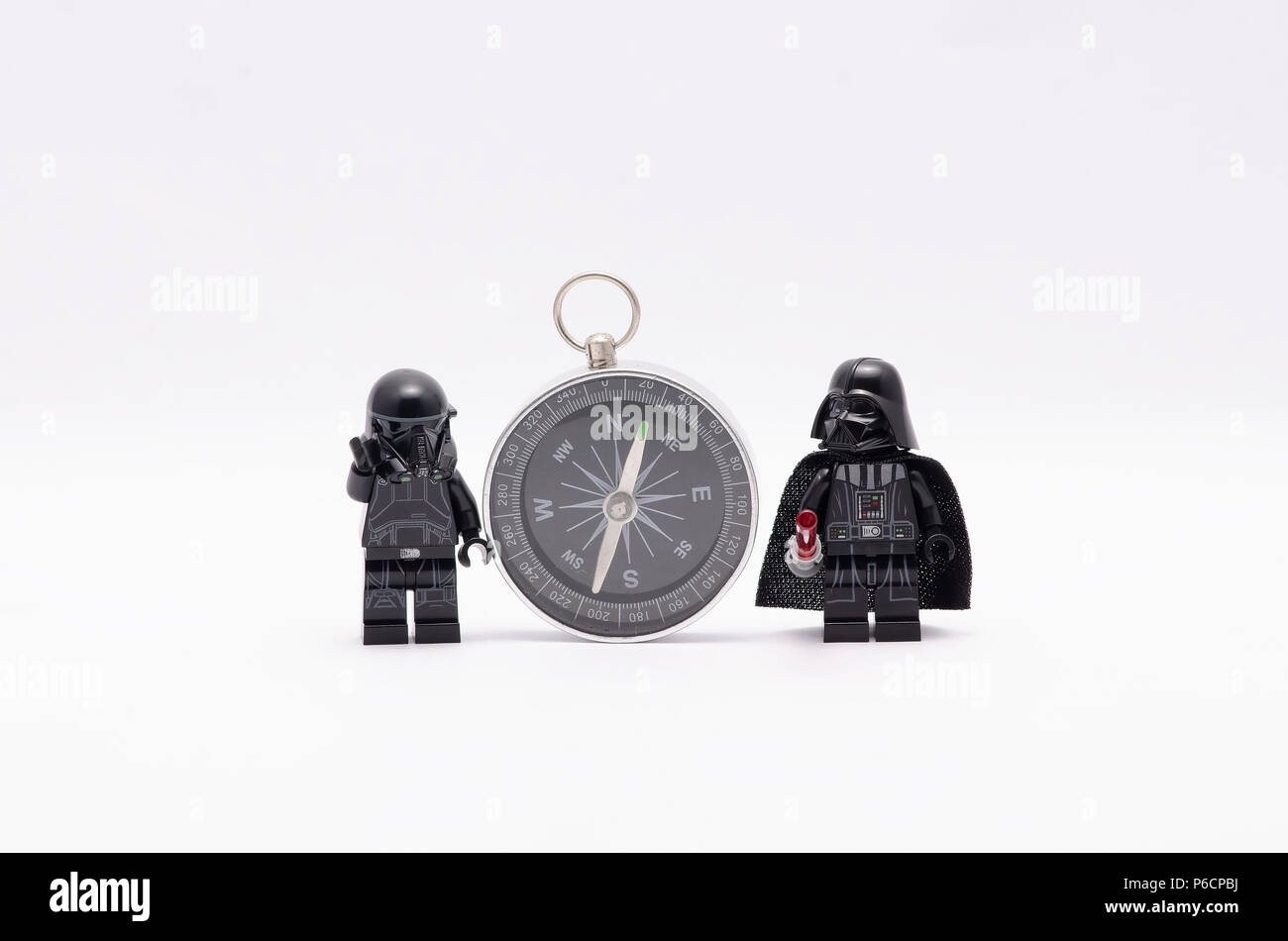 Tod trooper und Darth Vader mit einem Kompass. Lego Minifiguren sind von der Lego Gruppe hergestellt. Stockfoto